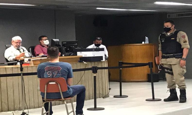 Julgamento do réu acusado de matar e atropelar um homem no Bairro Califórnia, Região Noroeste de BH(foto: TJMG/Divulgação ) Interrogatório do réu, no II Tribunal do Júri de Belo Horizonte. Como o réu estava preso, há presença de m policial militar na audiência