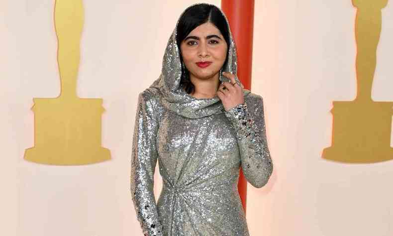 Malala Yousafzai usa vestido longo e brilhante com capuz na festa do Oscar