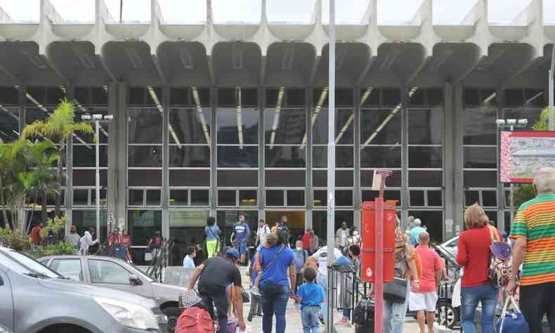Dezenas de passageiros entrando e saindo da Rodoviria de Belo Horizonte