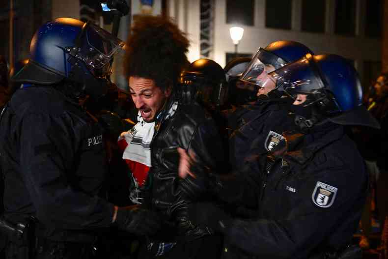 Policiais e manifestante em confronto em Berlim