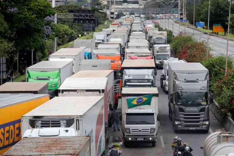 Caminhes bloqueiam rodovia