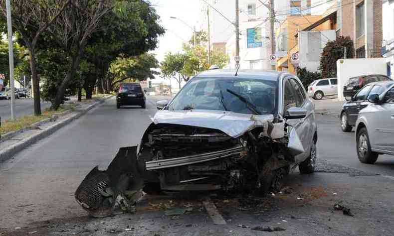 Carro ficou destrudo com impacto da batida em uma rvore da Avenida do Contorno(foto: Cristina Horta/EM/D.A PRESS)