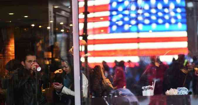 A famosa e turstica Times Square, de Nova York: milhares circulam em busca de compras(foto: AFP PHOTO/Jewel Samad )