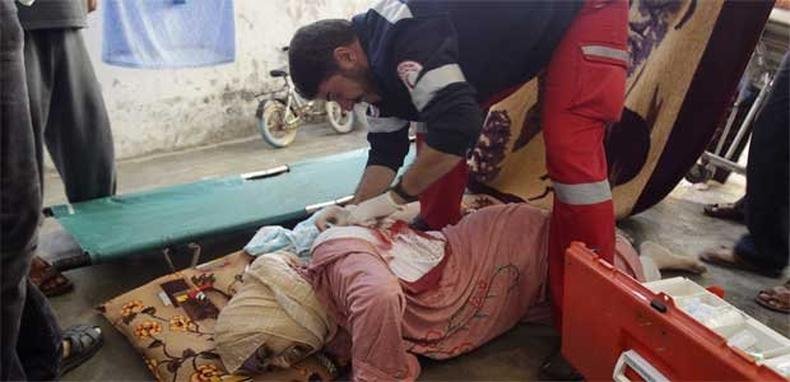 Palestina � atendida ap�s ser atingida durante bombardeio israelense a Khan Younis, na Faixa de Gaza, nesta quinta-feira (foto: Reuters)