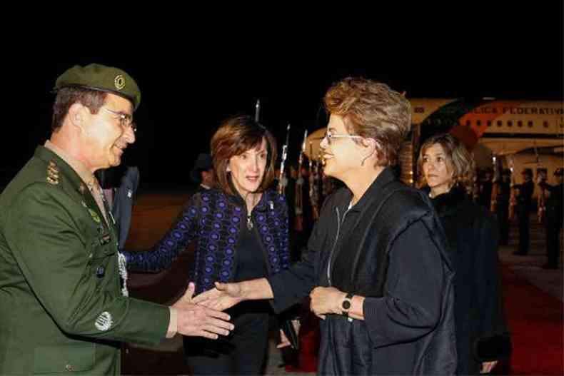 Na chegada a Bogot, na noite dessa quinta-feira (8), a presidente Dilma Rousseff foi recebida com honras militares(foto: Roberto Stuckert Filho/PR)