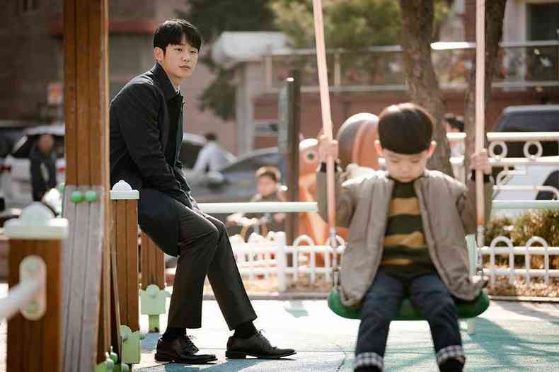O farmacutico Yu Ji-ho e o pequeno Eun-u: protagonismo masculino no k-drama da Netflix(foto: Netflix/divulgao)