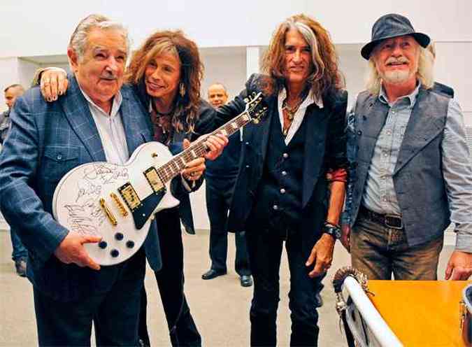 O presidente ganhou de presente uma guitarra autografada(foto: REUTERS/Uruguayan Presidency)