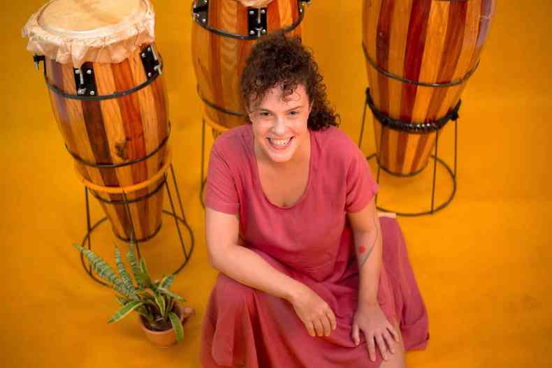 Cantora, compositora, percussionista e professora Letcia Coelho