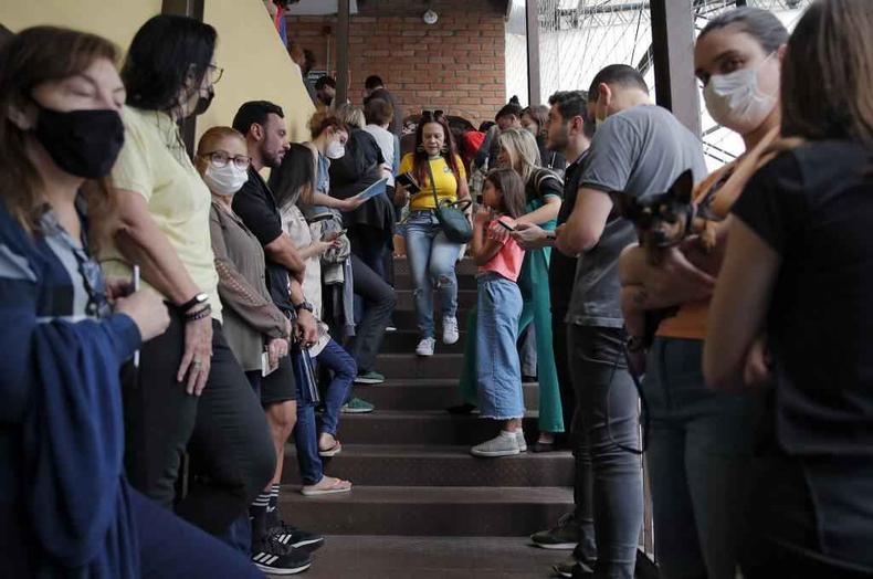 Eleitores esperam na fila para votar