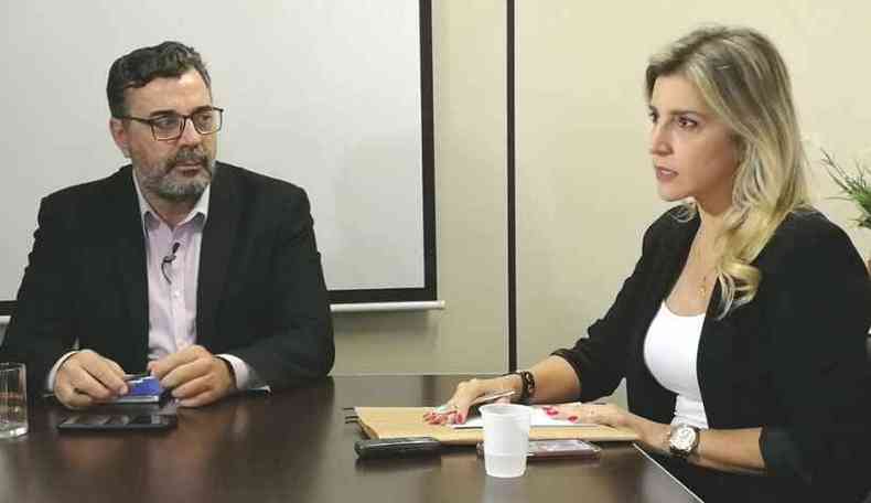Secretrio de Sade Amarildo de Sousa e a coordenadora em Vigilncia em Sade, Janice Soares(foto: Prefeitura de Divinpolis/Divulgao)