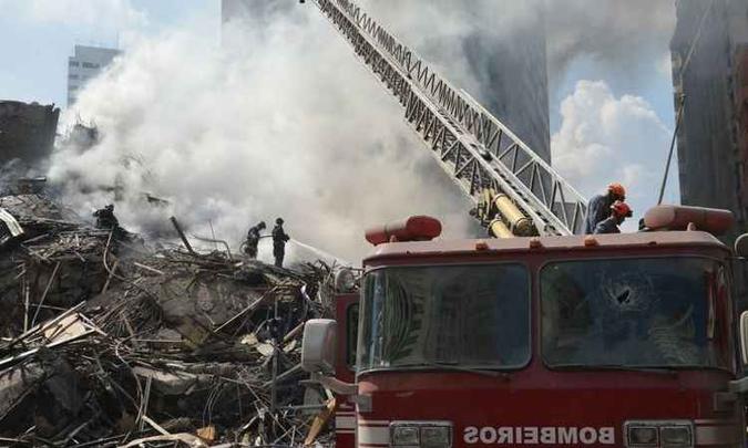 Bombeiros fazem rescaldo de escombros de prédio que pegou fogo em SP (foto: Rovena Rosa/Agência Brasil) Bombeiros fazem rescaldo de escombros de prédio que pegou fogo em SP (foto: Rovena Rosa/Agência Brasil)