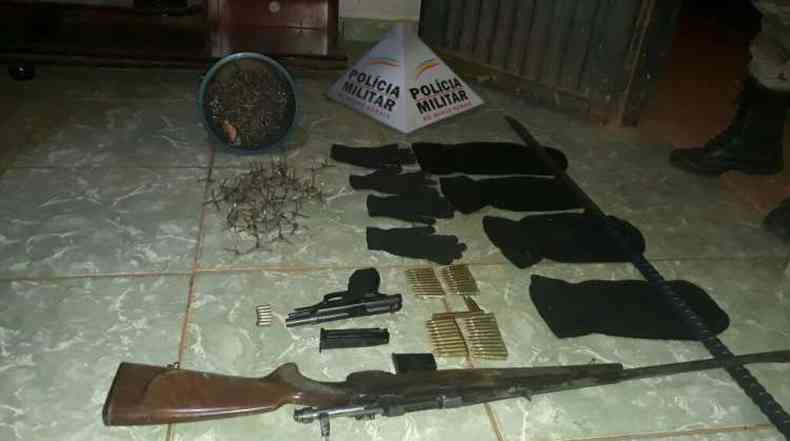 Material apreendido com os criminosos(foto: Polcia Militar (PM) / Divulgao)