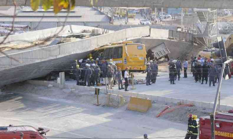 Viaduto Batalha dos Guararapes desabou em julho do ano passado, imprensando um micro-nibus, um automvel e mquinas que trabalhavam em sua finalizao(foto: Beto Magalhes/EM/D.A Press - 3/7/14)