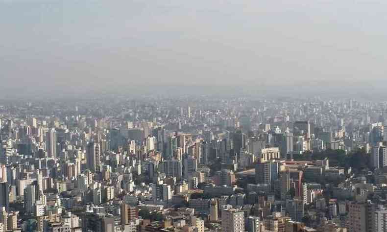 Inverso trmica deixa camada de poluio visvel no cu da cidade(foto: Paulo Filgueiras/EM/DA Press)