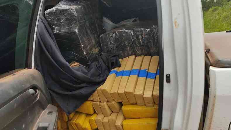 Tabletes de maconha transportados em uma caminhonete