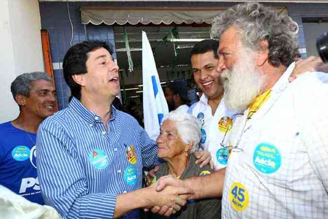 O candidato a vice, Dinis Pinheiro, cumprimentou eleitores no Bairro Alpio de Melo, na Regio Noroeste(foto: Hugo Cordeiro/Divulgao)