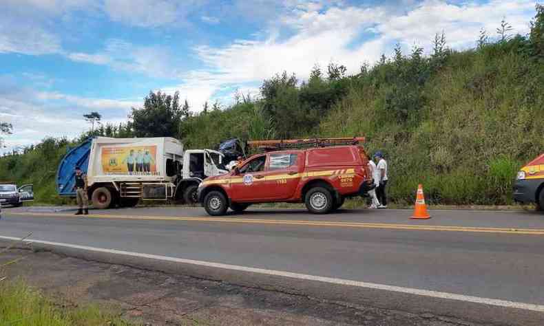 Duas faixas da rodovia foram interditadas(foto: Corpo de Bombeiros/Divulgao)