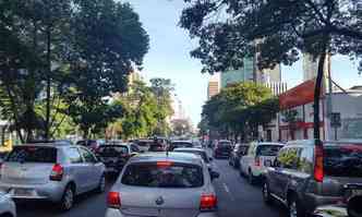 Motoristas que seguem pela Av. Afonso Pena em direo ao Centro encontram trnsito lento(foto: Edsio Ferreira/EM/DA Press)