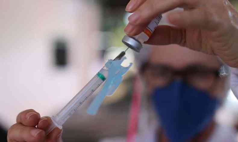 Profissional de Sade prepara seringa para aplicao de dose de vacina