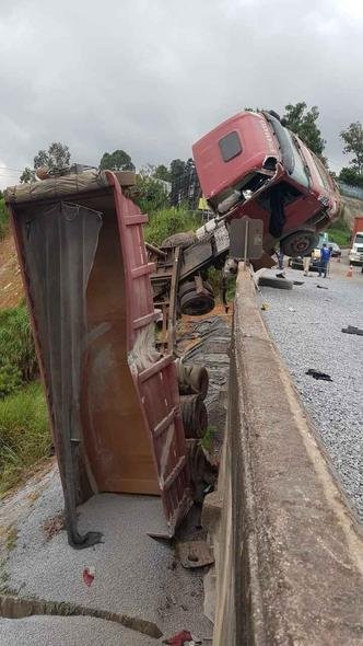 Carreta est� pendurada na mureta da Fern�o Dias