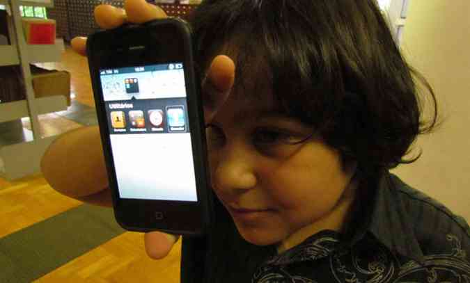 O iPhone 4S j se transformou na grande companhia do garoto Vincius Fernandes(foto: fotos shirley pacelli/em/d.a press)