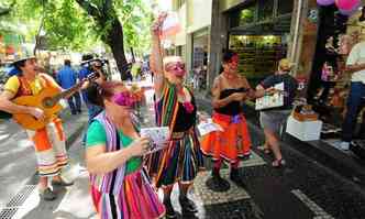 Bloco da preveno entrou na avenida ontem para anunciar a distribuio de 1 milho de preservativos nos desfiles e em pontos estratgicos da capital durante o carnaval(foto: Gladyston Rodrigues/EM/DA Press)