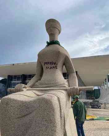 Escultura 'A Justia', em Braslia, foi pixada com os dizeres 'perdeu, man'