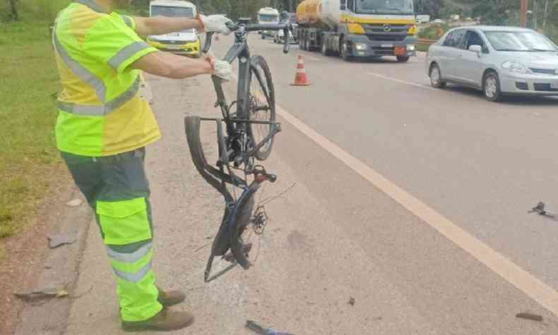 No acidente ocorrido no trevo de Ouro Preto, a bicicleta ficou destruda