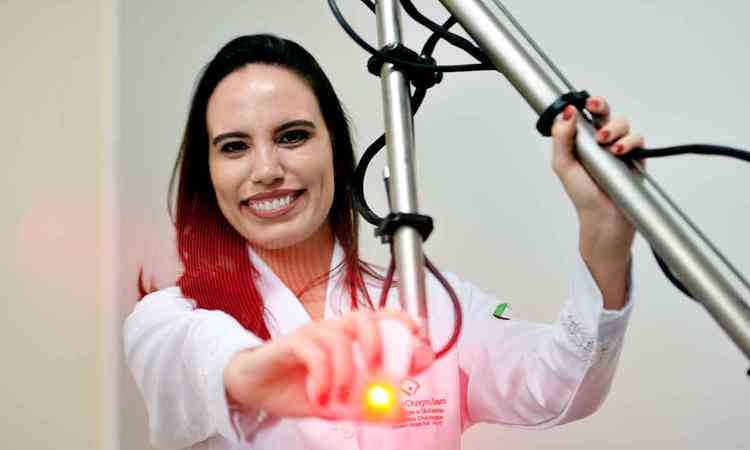 Marina Chagas Sales, ginecologista, com um aparelho de laser genital