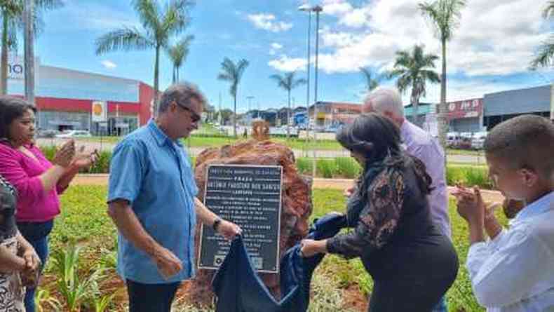 Cristiano Paz descerrando a placa que homenageia Lampinha juntamente com o prefeito de Sarzedo