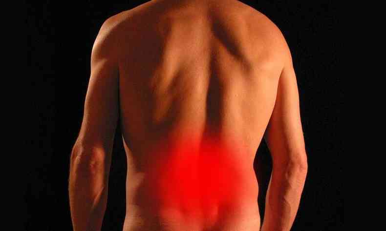 silhueta de uma homem com dor nas costas, onde tem um mancha vermelha