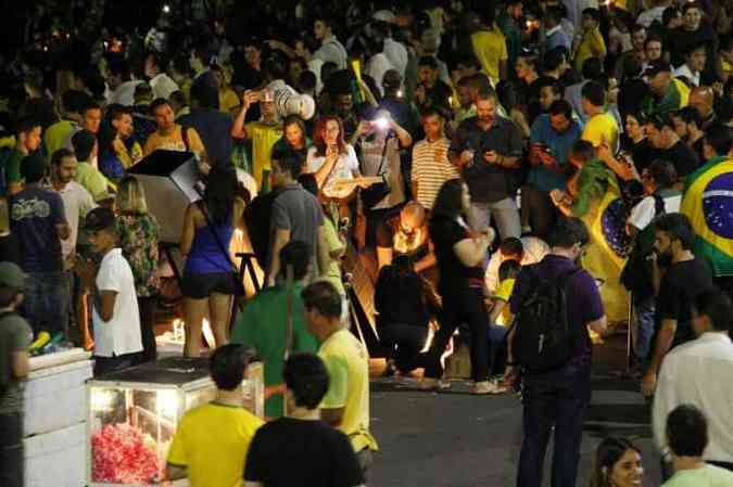 Manifestantes levaram bandeiras, velas e caixes com o smbolo do PT para protesto pacfico(foto: CB/D.A Press)