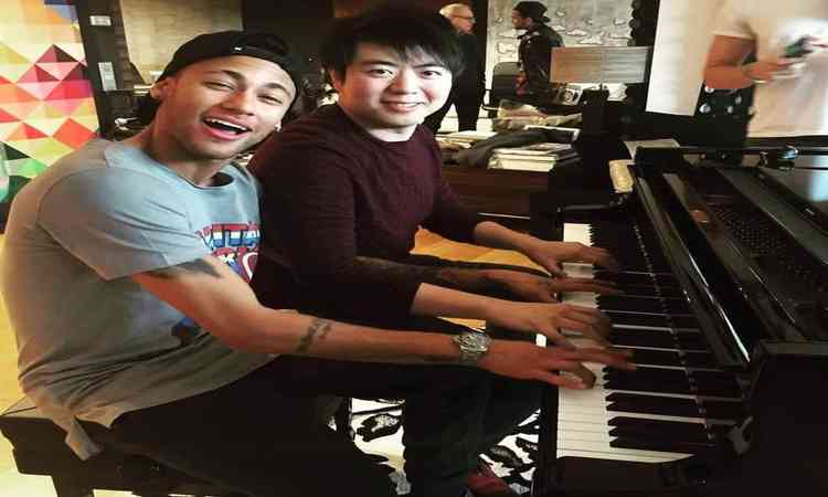 Neymar tocando piano com Lang Lang