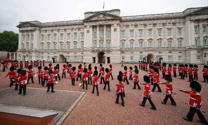 Troca de guarda no Palcio de Buckingham  antiga e famosa tradio vinculada  famlia real britnica(foto: Yui Mok/AFP)