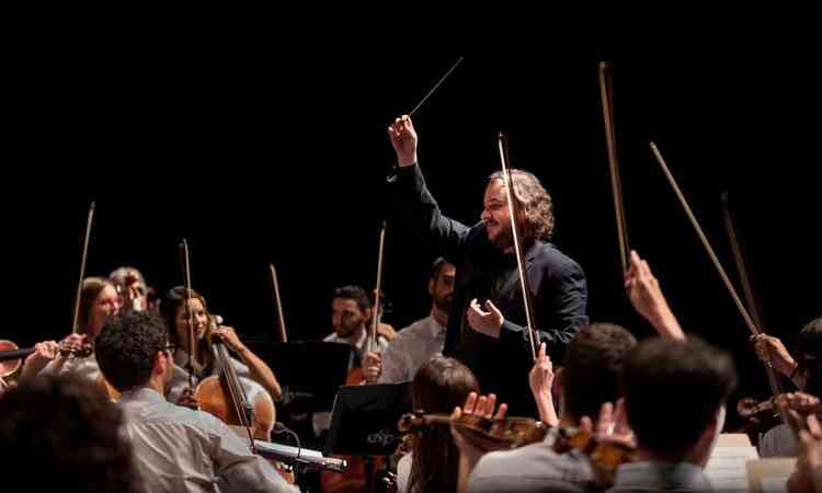 Maestro Rodrigo Toffolo rege a Orquestra Ouro Preto
