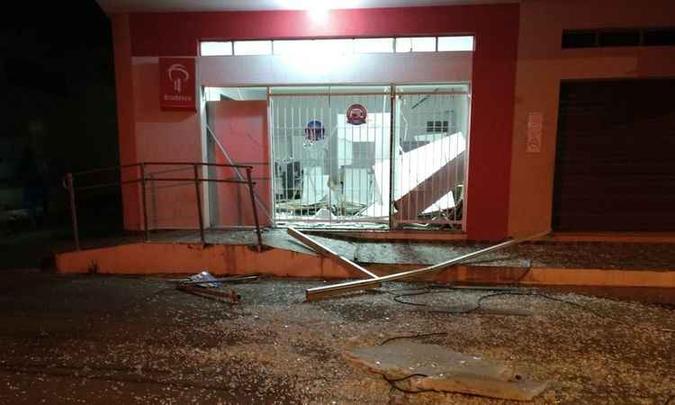 Estrutura do banco ficou completamente destruída após a ação dos criminosos (foto: Internet/ Whatsapp/ Divulgação) Estrutura do banco ficou completamente destruída após a ação dos criminosos (foto: Internet/ Whatsapp/ Divulgação)