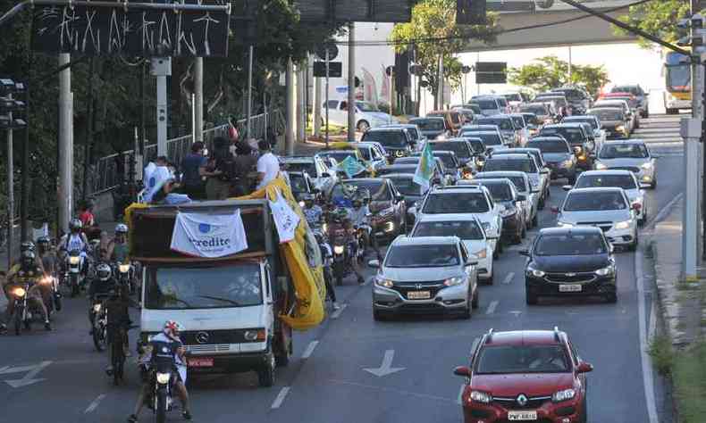 Protesto contra o governo do presidente Jair Bolsonaro em BH: manifestantes se concentraram no entorno do Mineiro e seguiram em carreata at o centro da cidade(foto: Marcos Vieira/EM/D.A Press)