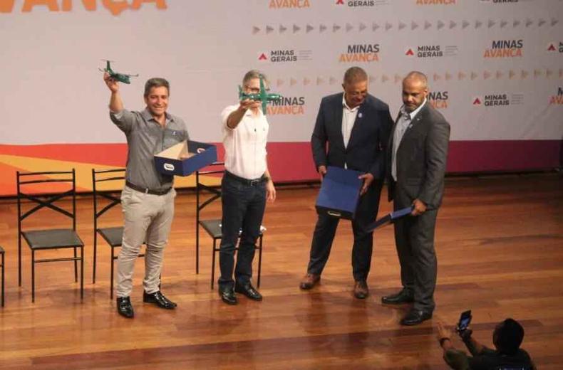 Com a presença de Zema, a prefeitura de Araxá assinou nesta sexta-feira o despacho para a implantação da Desaer na cidade(foto: Talyson Oliveira / Esp. EM) Zema em Araxá
