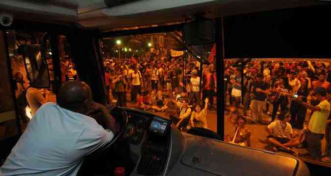 Manifestantes fecharam o trnsito na Praa Sete e no fim da tarde seguiram em passeata at uma estao do BRT na Avenida Antnio Carlos(foto: Tulio Santos/EM/D.A Press)