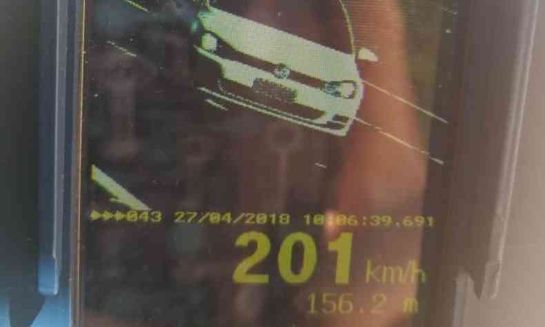 Flagrante mostra veculo a mais de 200 Km/h em rodovia onde limite permitido era de 110 Km/h(foto: PRF/Divulgao)