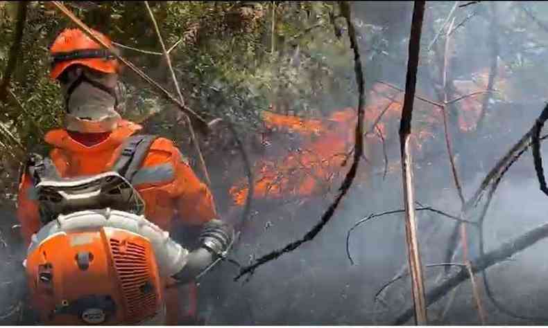 Fco de incndio a cerca de 10 quilmetros do Parque Estadual do Ibitipoca resistia na noite desta quarta-feira (30)(foto: Divulgao / Corpo de Bombeiros de Minas Gerais)