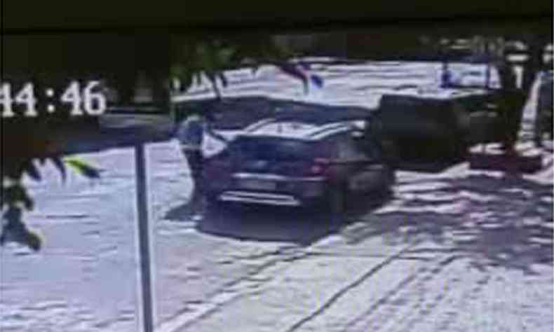 Cmera de segurana mostra momento em que o assaltante entra no carro(foto: Reproduo da internet/Youtube)