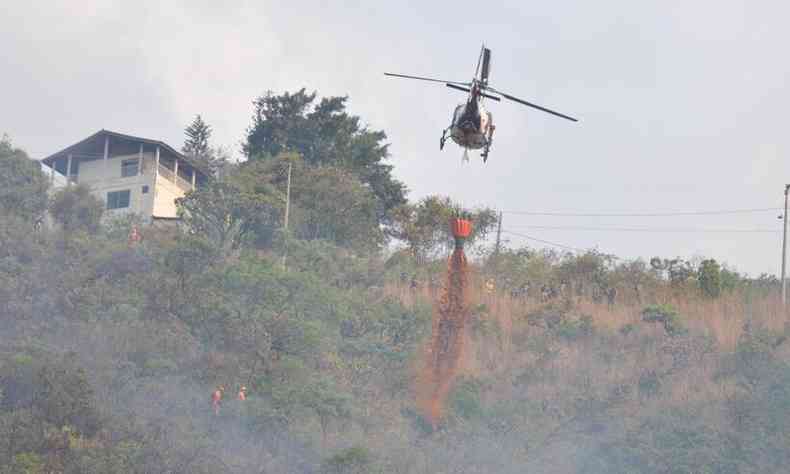 Foi necessário o uso de helicóptero para debelar o fogo no Jardim Taquaril, em BH