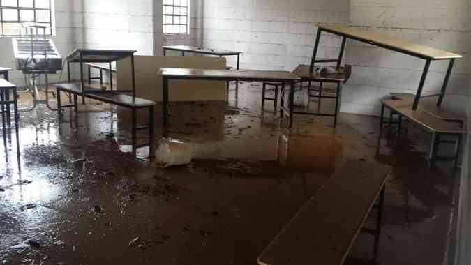 Escola Municipal Francisca Magalhes Gomes teve vrios danos provocados pela chuva. A instituio fica entre a Rua dos Mamoeiros e a Avenida Vilarinho, alagada ontemPaulo Filgueiras/EM 