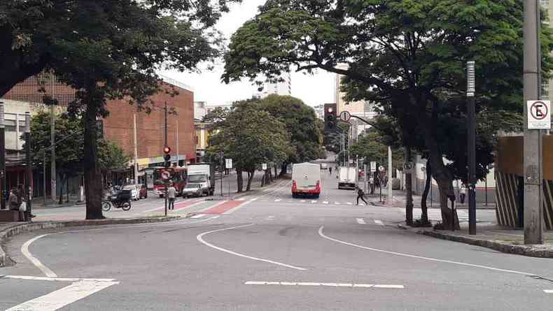 Avenida Olegrio Maciel, prximo ao Mercado Novo, tem pistas vazias e baixo movimento de pedestres aps fechamento do comrcio(foto: Jair Amaral/EM/D.A.Press)