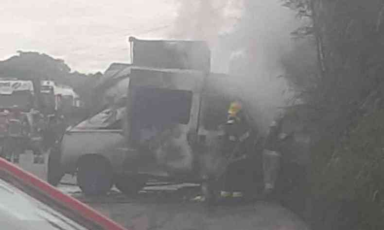 Van pegando fogo na BR-381, entre BH e Sabar