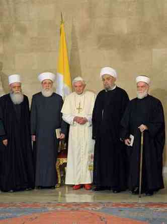 O pontfice com lderes religiosos muulmanos no palcio presidencial de Baabda, na capital libanesa (foto: (OSSERVATORE ROMANO/afp))