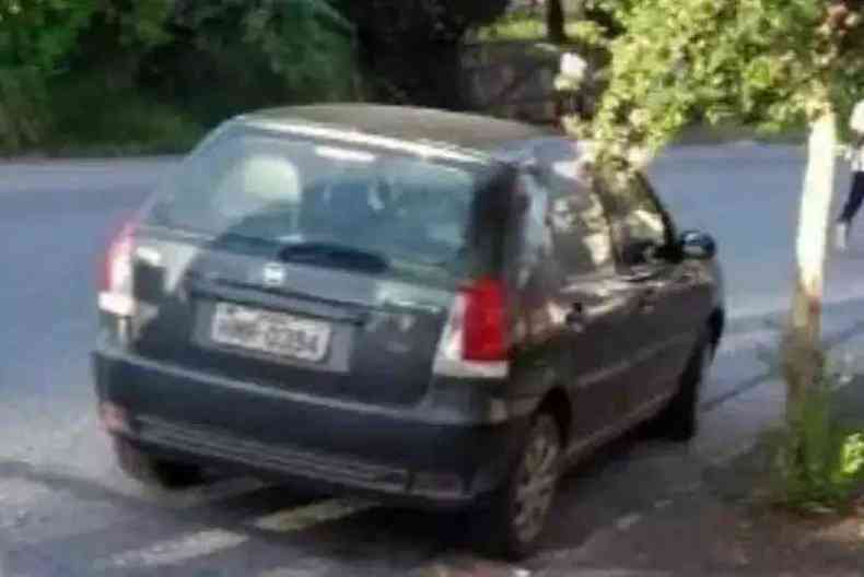 (foto: Carro do motorista de aplicativo foi encontrado abandonado prximo ao local do crime)