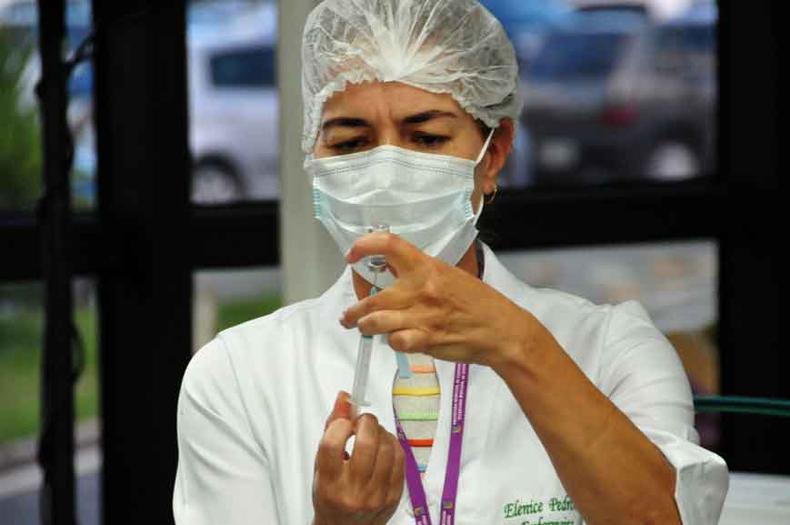 Primeira responsabilidade de coibir a prtica de furar a fila dos grupos prioritrios na campanha de imunizao  do prprio cidado (foto: Ramon Lisboa/EM/D.A Press 19/1/21)
