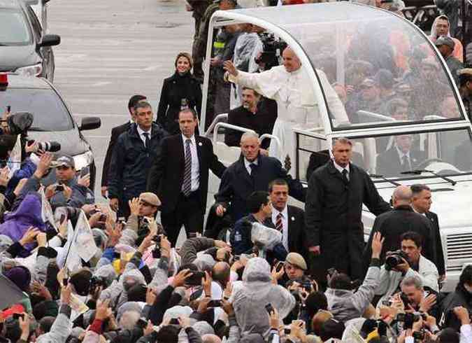 Francisco circulou de papamvel entre os fiis(foto: REUTERS/Paulo Whitaker )